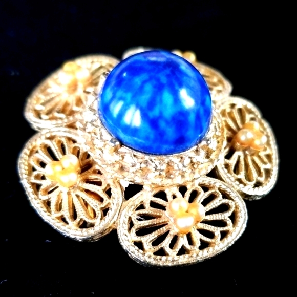 Vintage Flower Faux Pearl Gold Tone Filigree Brooch - Picture 4 of 9